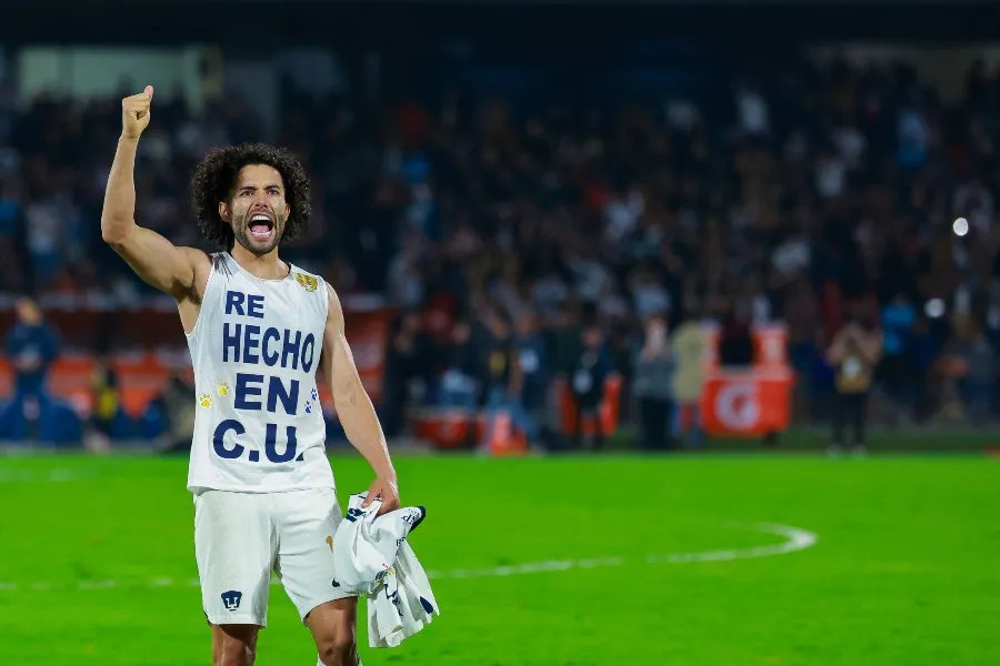 César 'Chino' Huerta y su playera de 'Re Hecho en CU'