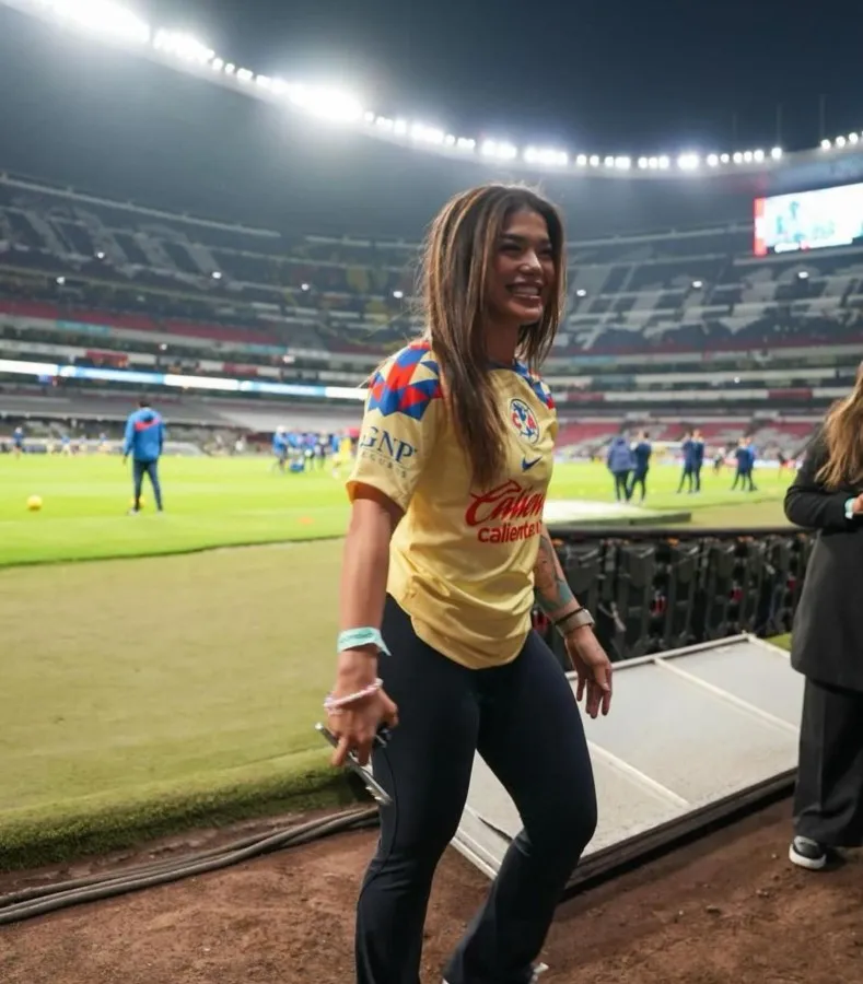 Tracy Cortez con jersey del América