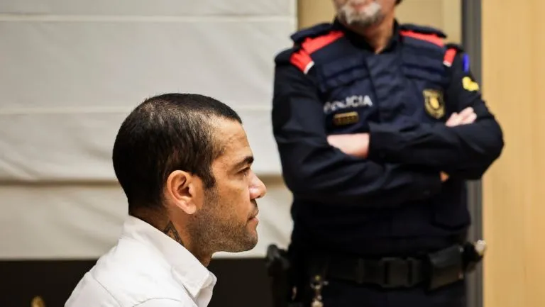 AP Dani Alves atento en su juicio por agresión sexual