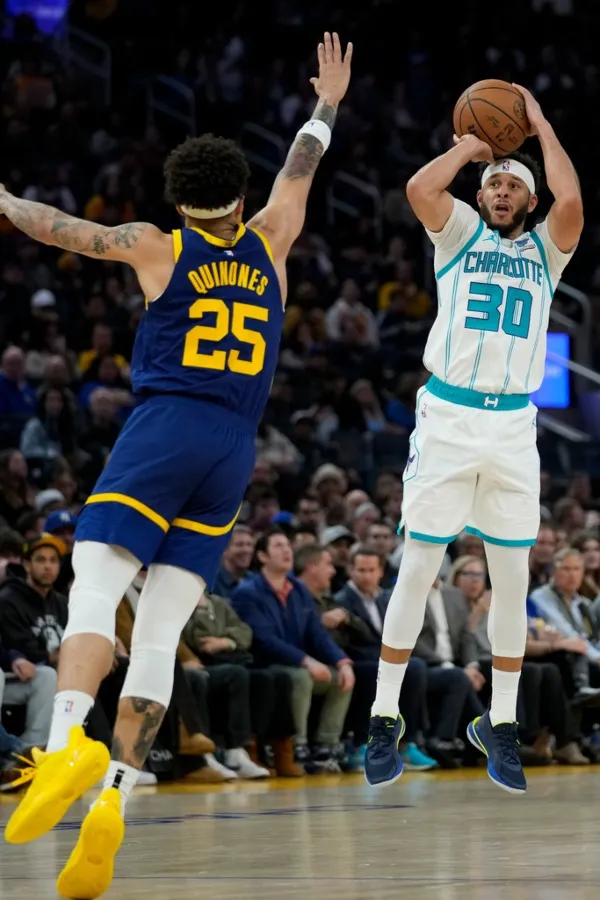 Lester Quiñones en el juego ante Hornets