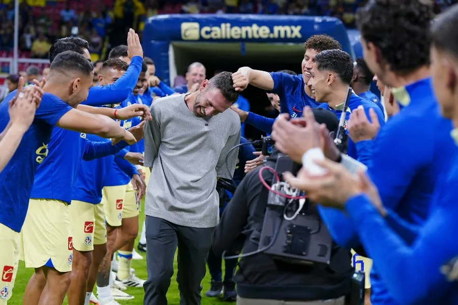 Miguel Layún con sus excompañeros de América