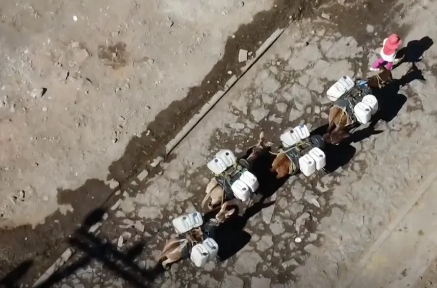 Por lo angosto de los caminos, las pipas no entran.