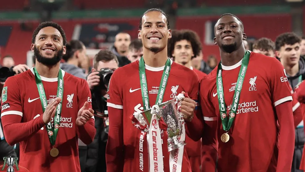 Van Djik, Konaté y Goméz celebran la Carabao