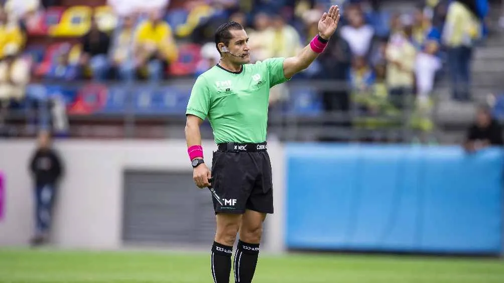 'Reventaron' al árbitro