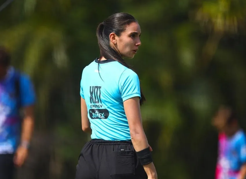 Selene Figueroa como asistente en un partido