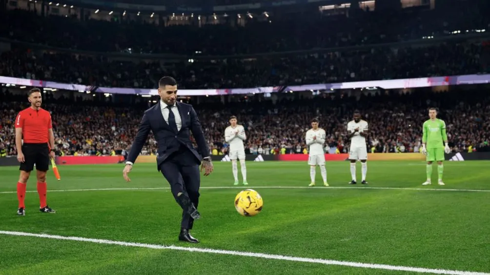 Topuria tuvo un saque de honor antes del juego ante Sevilla