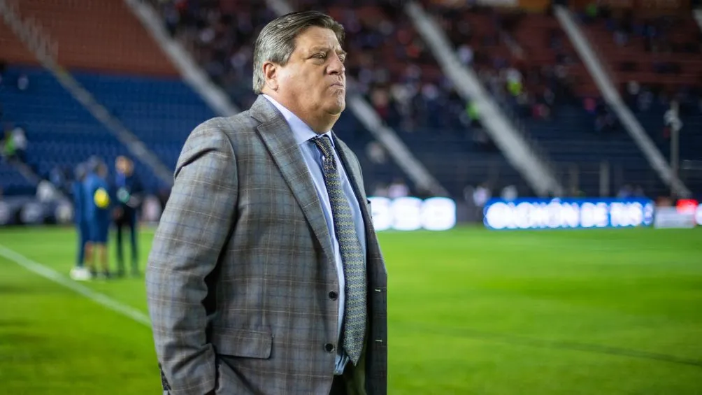 Herrera en la cancha del Estadio de la Ciudad de los Deportes