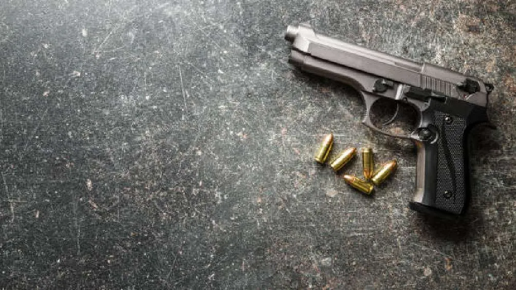 La policía ya detuvo a cinco personas y se les aseguraron armas de fuego.