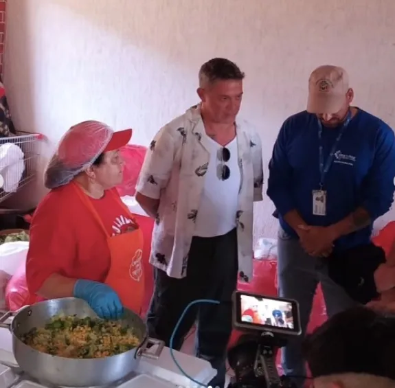 El español también convivió con el personal de los comedores comunitarios.