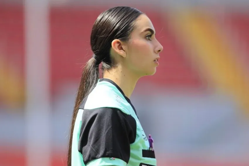 Selene Figueroa como asistente en un partido