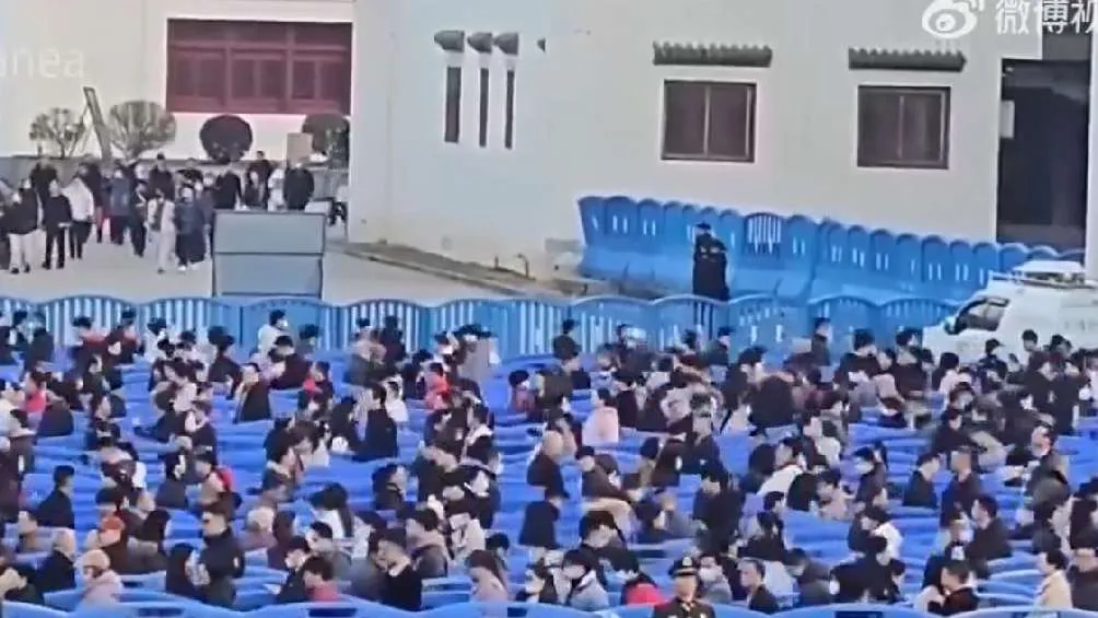 CAPTURA DE PANTALLA: Twitter: @porqueTTarg Sí parece que la gente se detiene si se sacude el celular al ver el video.