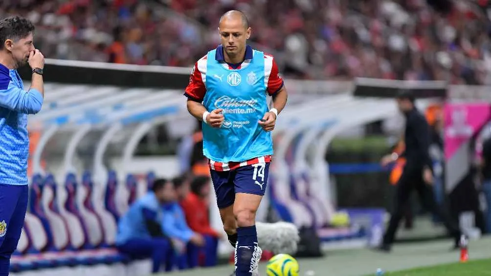 Hernández calentando antes de entrar a la cancha