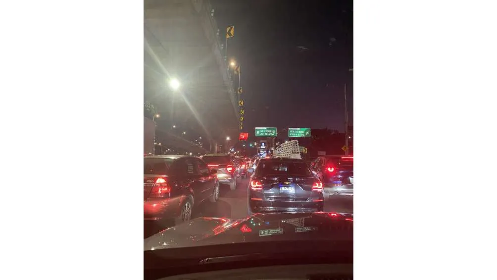 En redes sociales usuarios reportaron enormes filas de tráfico.