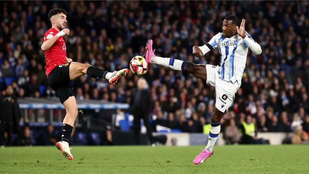 Mallorca y la Real Sociedad en la disputa del balón