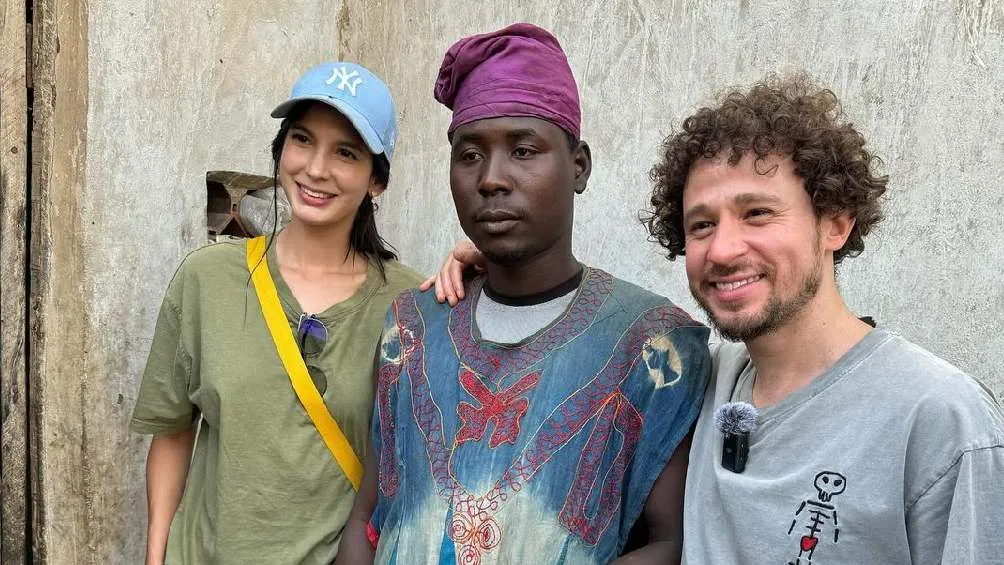 El youtuber y su novia viajaron a África a grabar contenido.