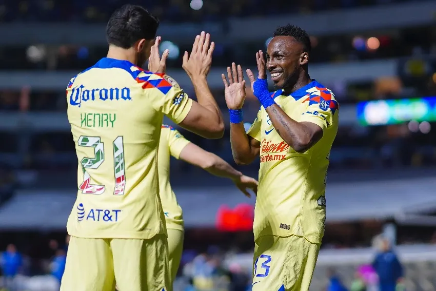 América en celebración de gol en el Azteca