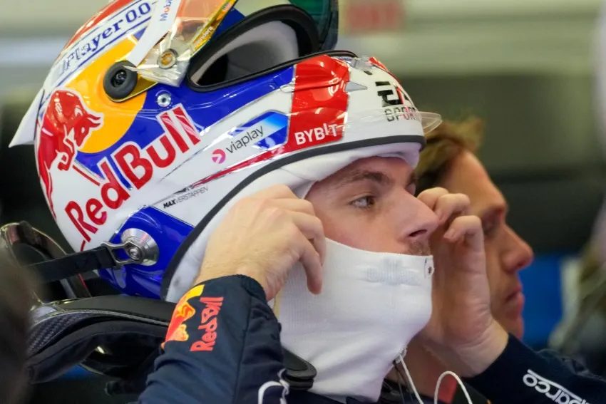 Verstappen quitándose el casco