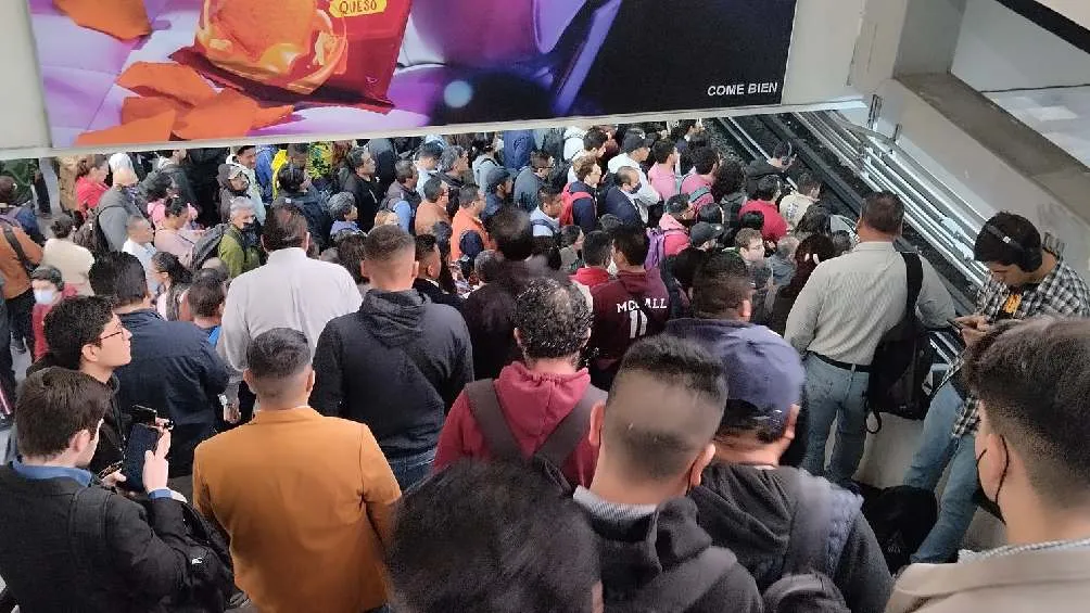 En la L7 las filas de usuarios esperando los estrenes llegó hasta las escaleras.