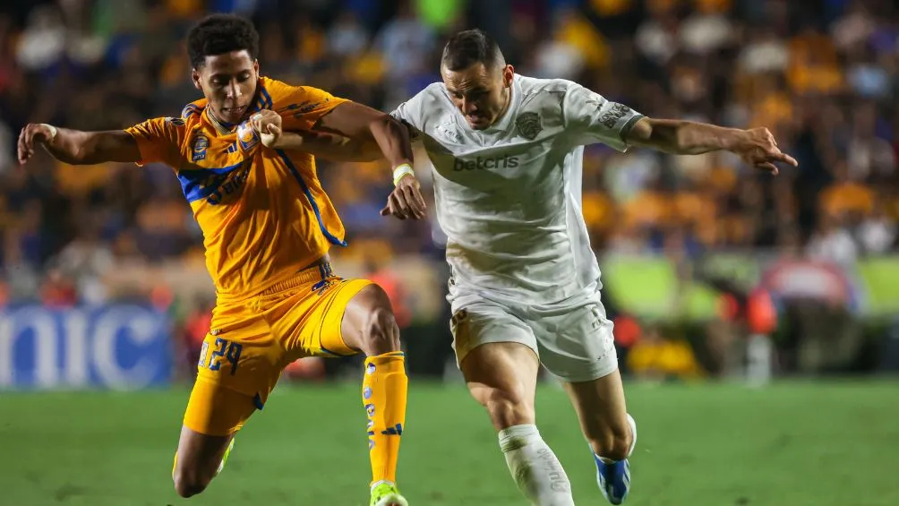 Ozziel Herrera disputando el balón ante Juárez