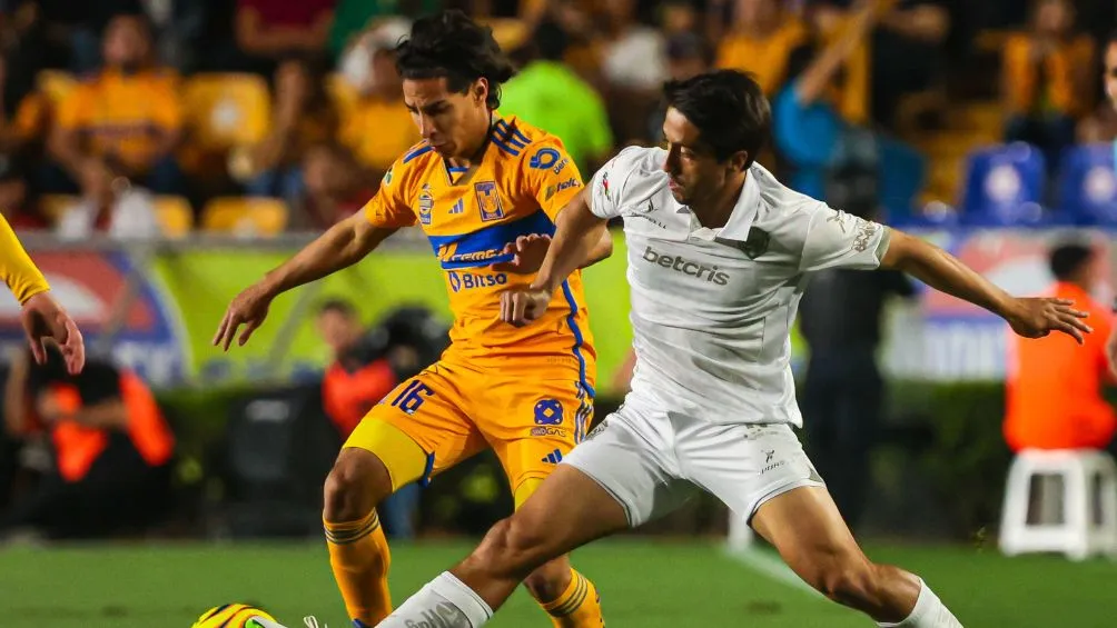 Diego Lainez se perderá el partido ante Atlas por suspensión