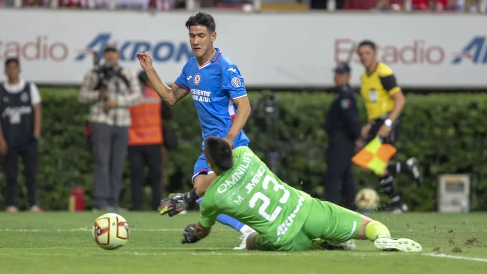 Antuna anotando gol a Chivas