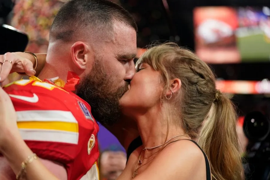 Taylor Swift y Travis Kelce besándose en el SB 2024