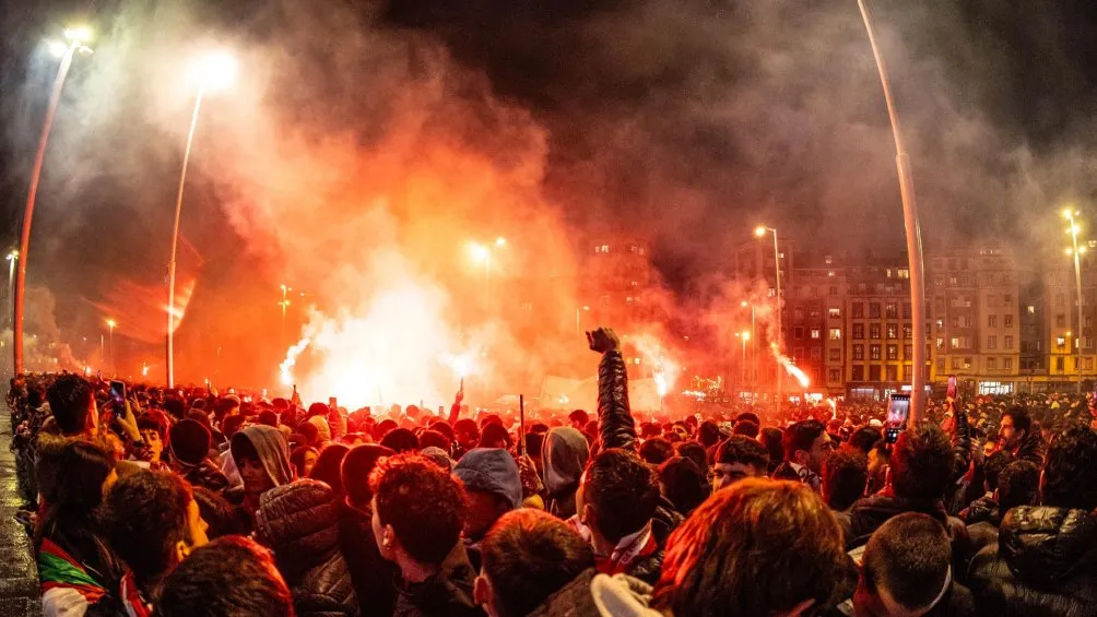 Afición de Athletic a las afueras de San Mames