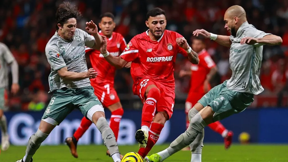 Vega en un partido con Toluca