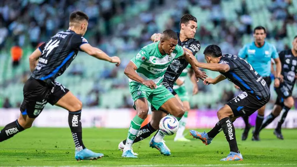 Gallos han dominado a los laguneros