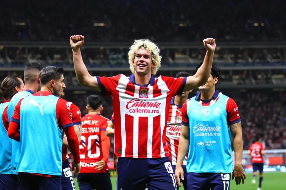 Cowell en celebración contra los Pumas