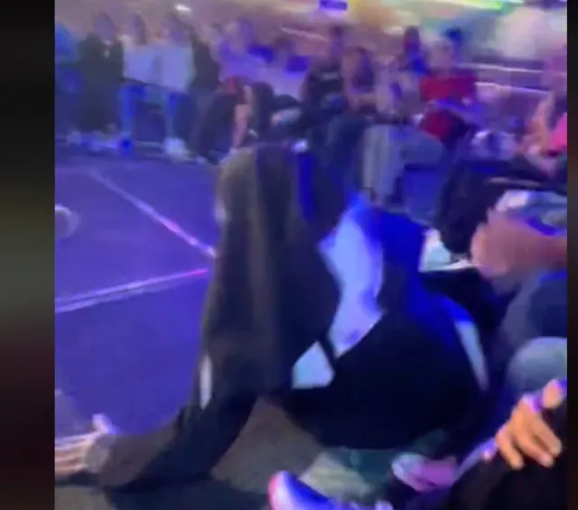 Por la caída y el movimiento, terminó en los pies de la gente que estaba en el juego.