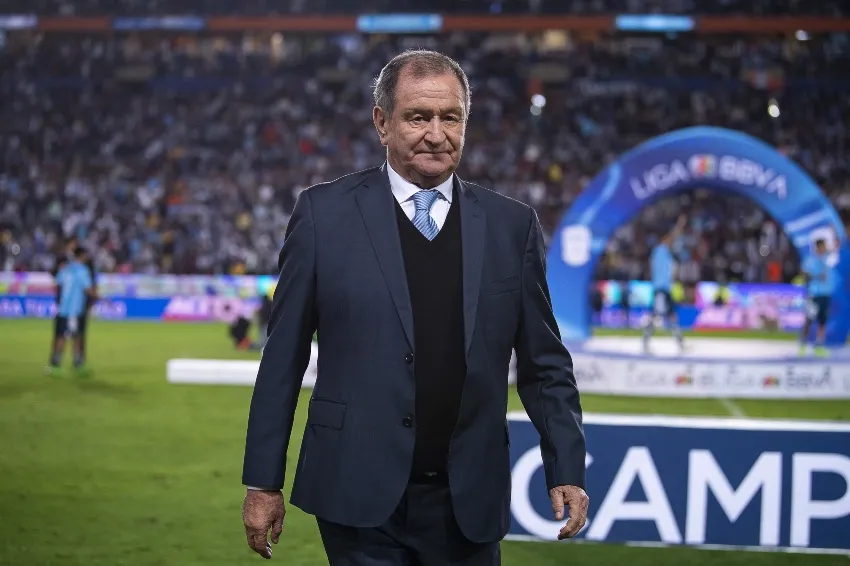 Enrique 'Ojitos' Meza, DT de Cruz Azul en aquel momento