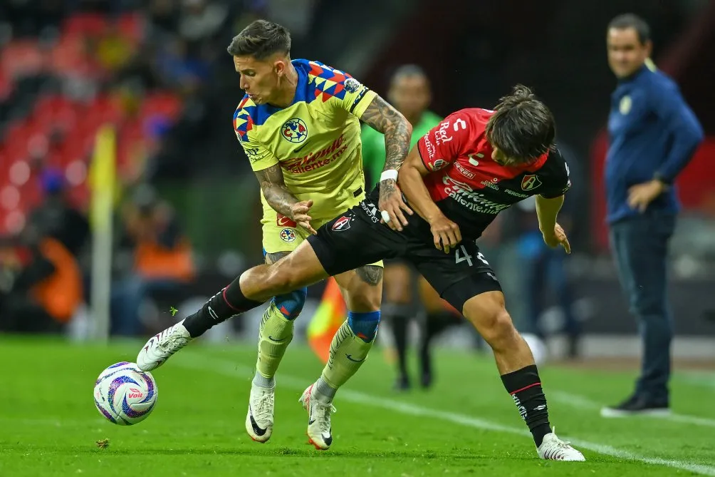 Brian Rodríguez y José Abella en el juego del Apertura 2023