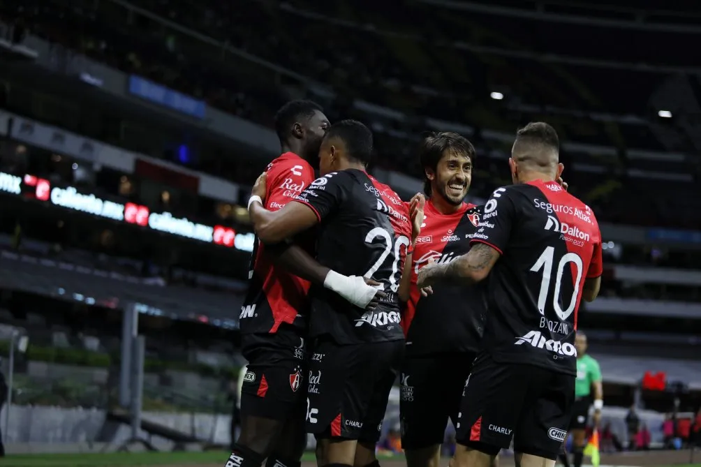 Jugadores de Atlas en celebración de su gol ante América