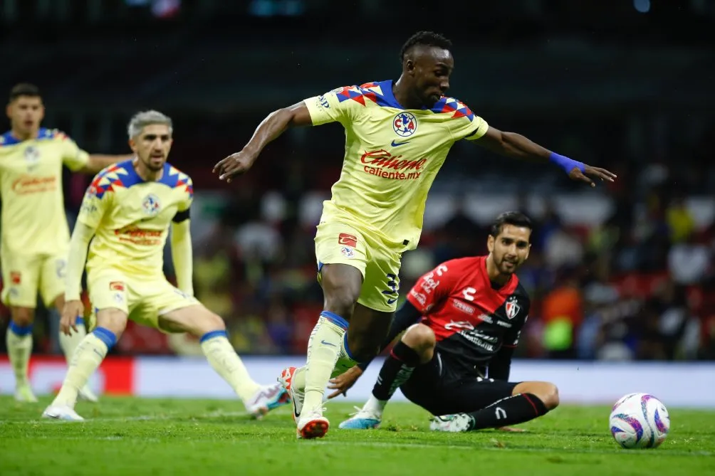 Julián Quiñones ante Atlas en el Apertura 2023