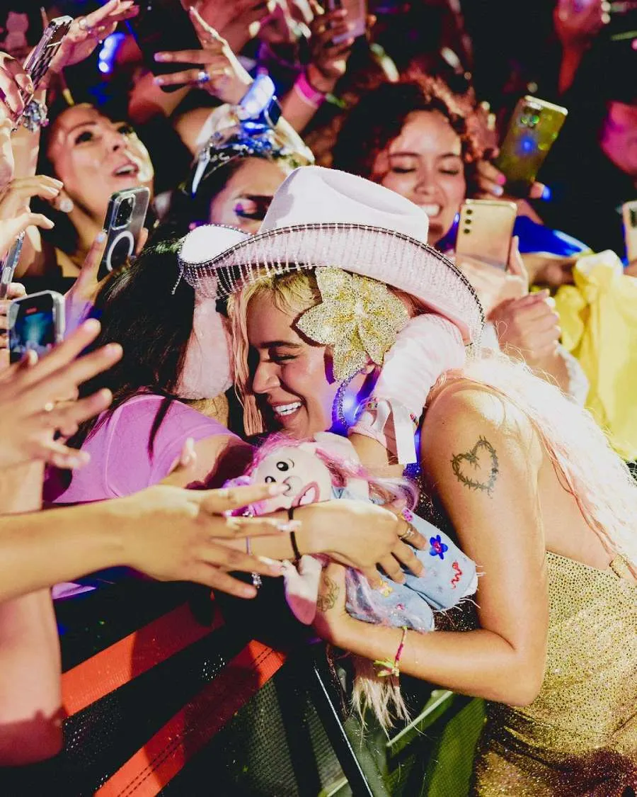 La colombiana iba acompañada con otras personas.