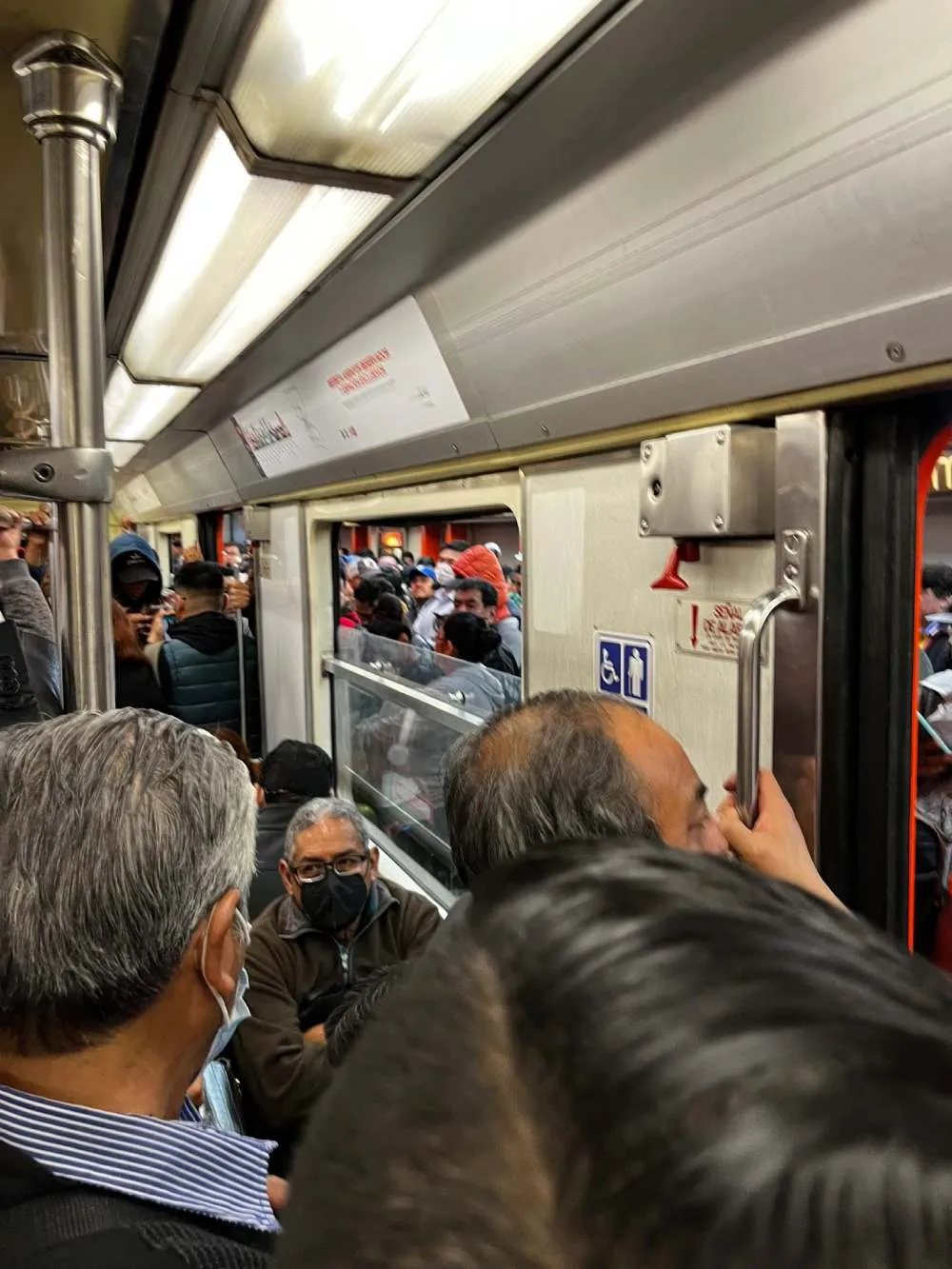 Las personas quedaron atoradas en las estaciones de la Línea 9.