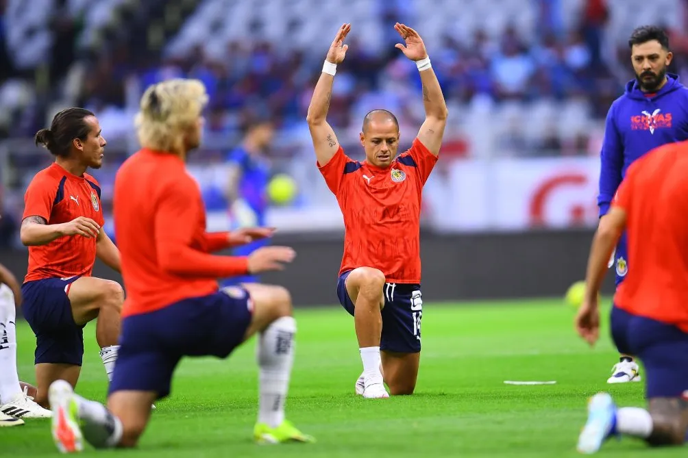 Chicharito durante el calentamiento contra Cruz Azul