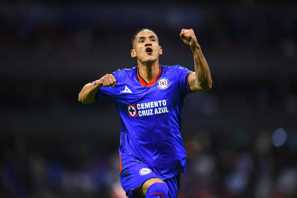 Antuna en el juego ante Cruz Azul