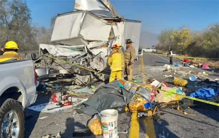 Nueve personas perdieron la vida por el impacto de los dos vehículos.