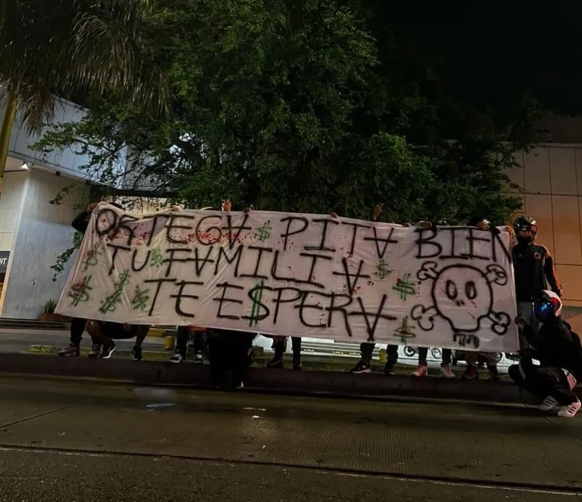 CAPTURA DE PANTALLA: TWITTER La pancarta con la amenaza