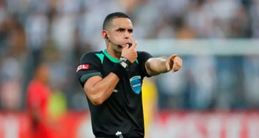 CAPTURA DE PANTALLA: X El silbante en partido de futbol