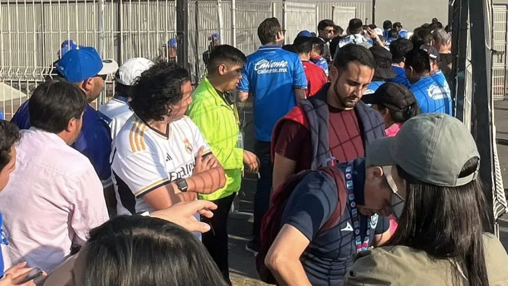 Los aficionados celestes esperan en las taquillas del Azteca