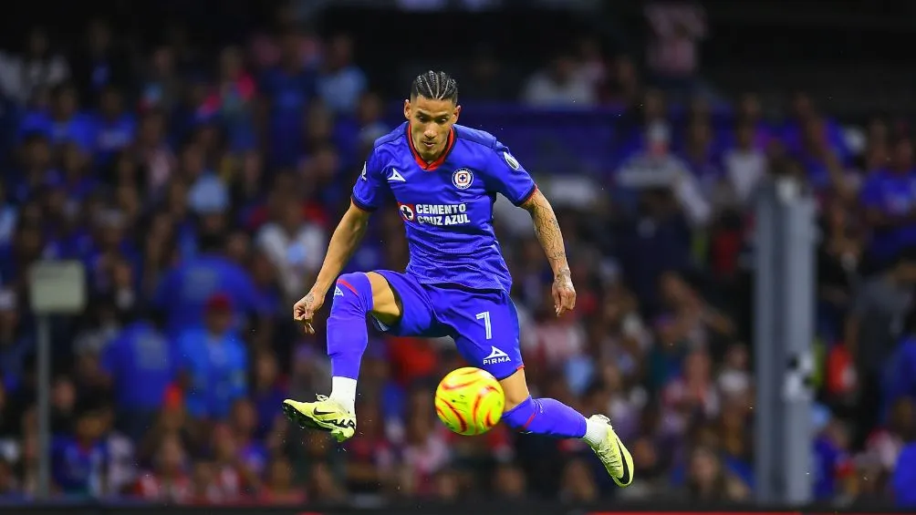 Uriel Antuna definiendo su primer gol