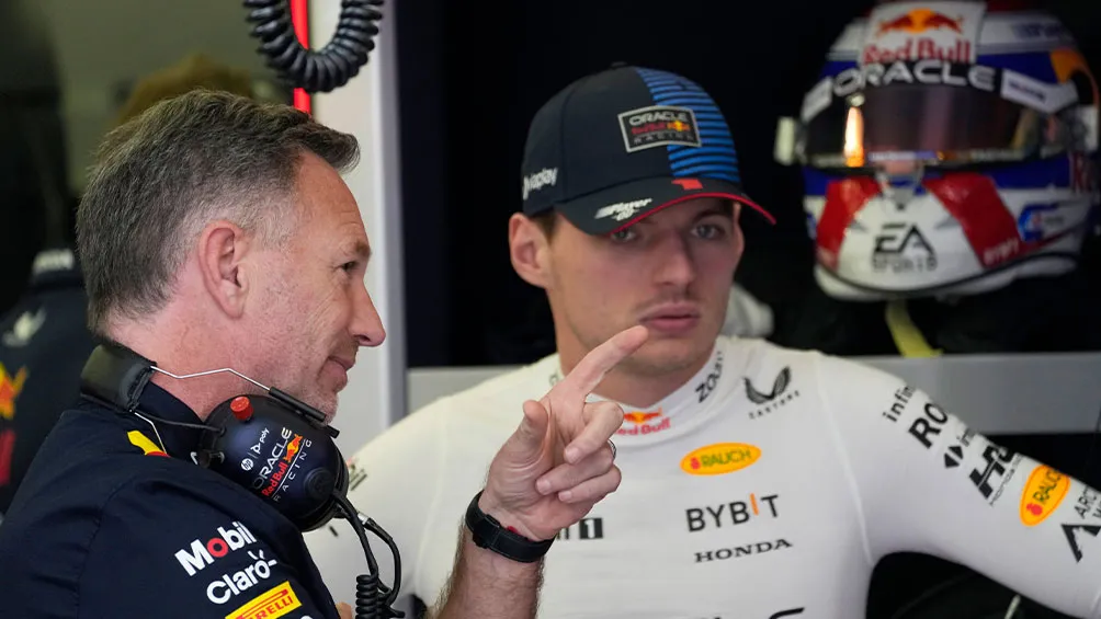 AP El jefe de Red Bull platica con Max Verstappen en Bahréin