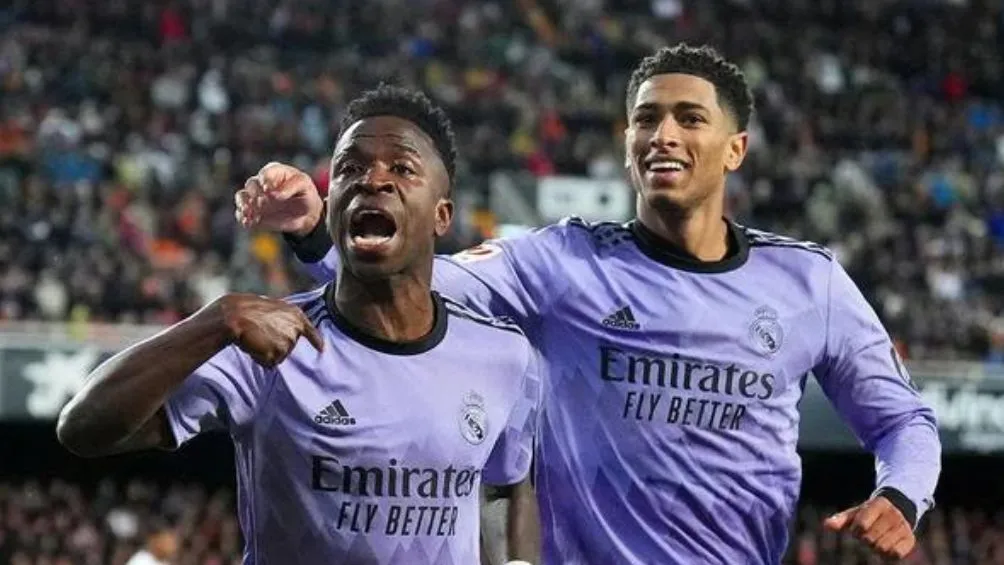 REAL MADRID Vini y Bellingham celebran un gol del brasileño