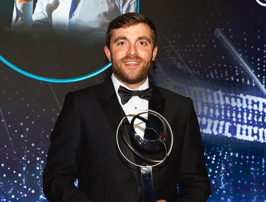 INSTAGRAM: @fabriziorom Romano en una ceremonia de galardones