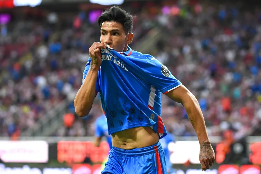Uriel Antuna festejando ante Chivas en el Estadio Akron