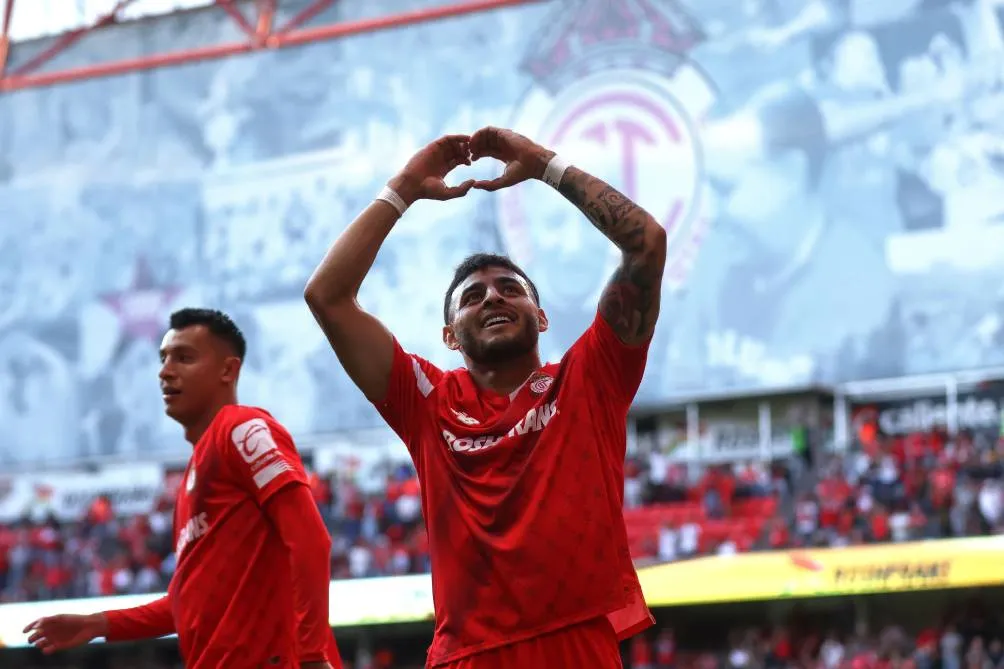 Vega celebra su gol ante Tigres