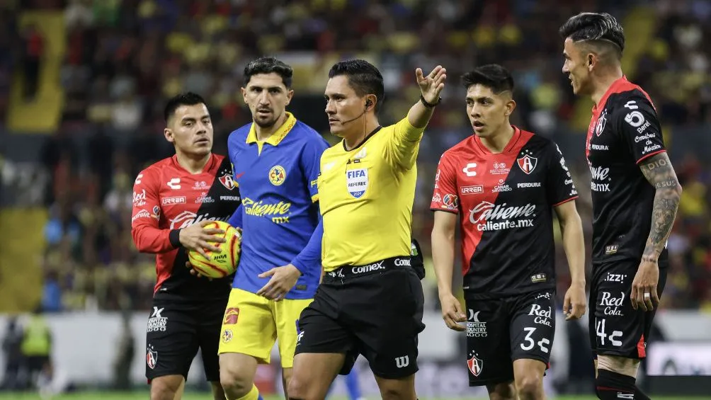 Momento de la polémica arbitral en el Atlas vs América